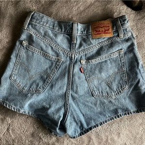 Levis High waist mom short
